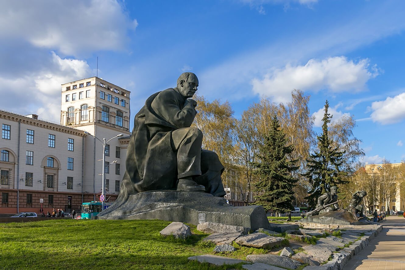 Скульптурная кампазіцыя "Якуб Колас і героі яго твораў"